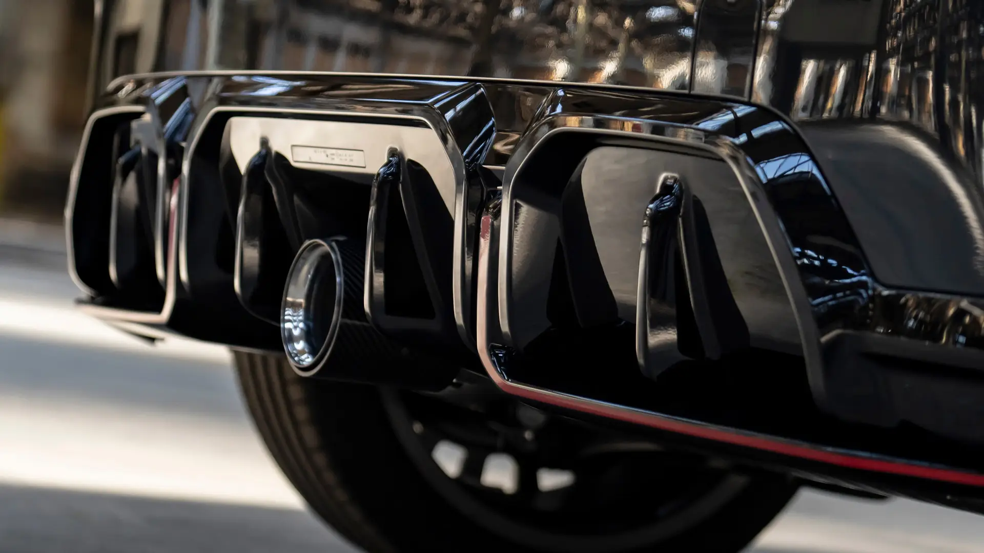 Diffuseur arrière John Cooper Works noir brillant avec cadre rouge pour MINI.