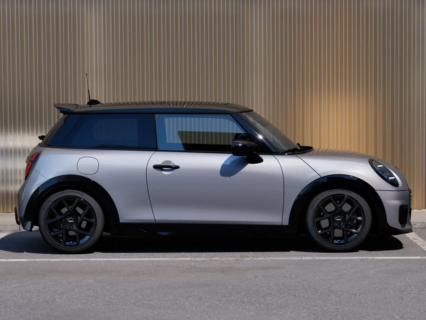 MINI Cooper 3 portes Melting Silver, vue latérale.