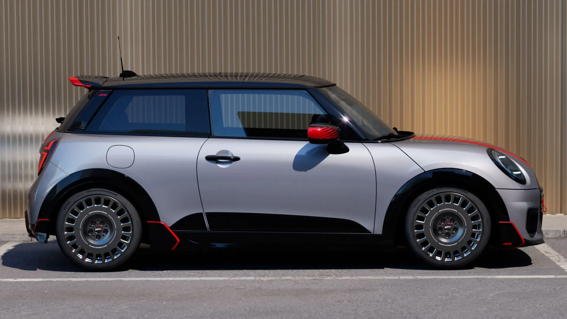 MINI Cooper 3 portes Melting Silver avec becquet de toit John Cooper Works pour des propriétés aérodynamiques améliorées, vue latérale.