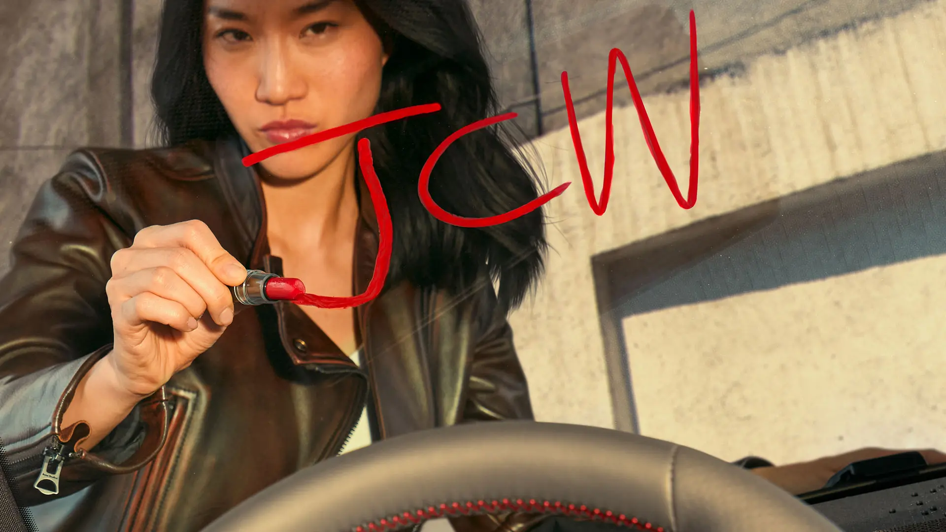 Une femme dans une concession MINI attend un essai JCW. 
