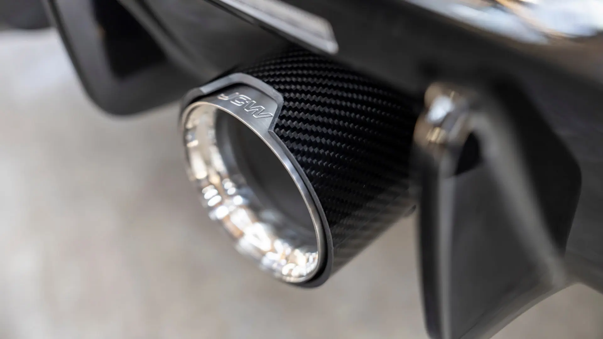 L’enjoliveur de sortie d'échappement John Cooper Works pour MINI peut être fixé au système d'échappement pour donner à votre véhicule un look de sport automobile. 