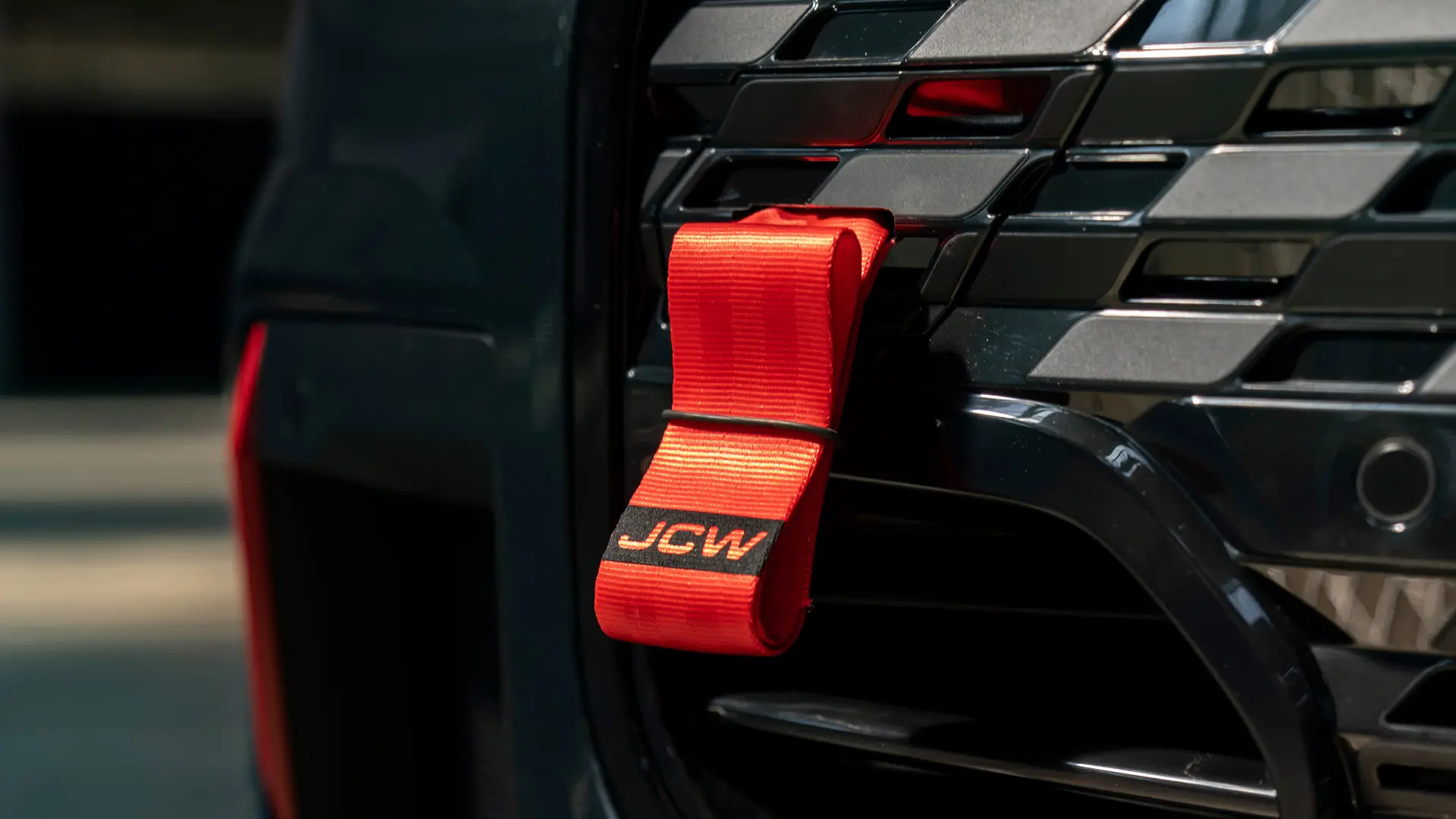 La sangle de remorquage rouge John Cooper Works pour MINI avec logo JCW noir a une longueur de tige de 90 mm.