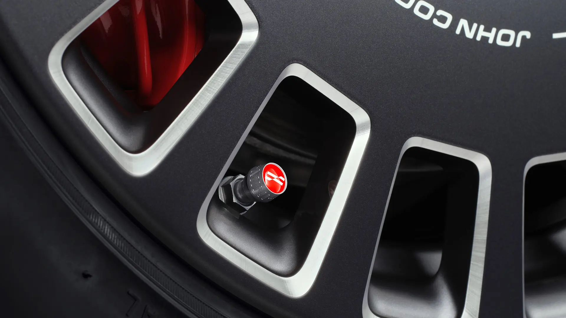 Les capuchons de valve de pneu John Cooper Works en aluminium apportent une touche visuelle rouge élégante sur le pneu. 