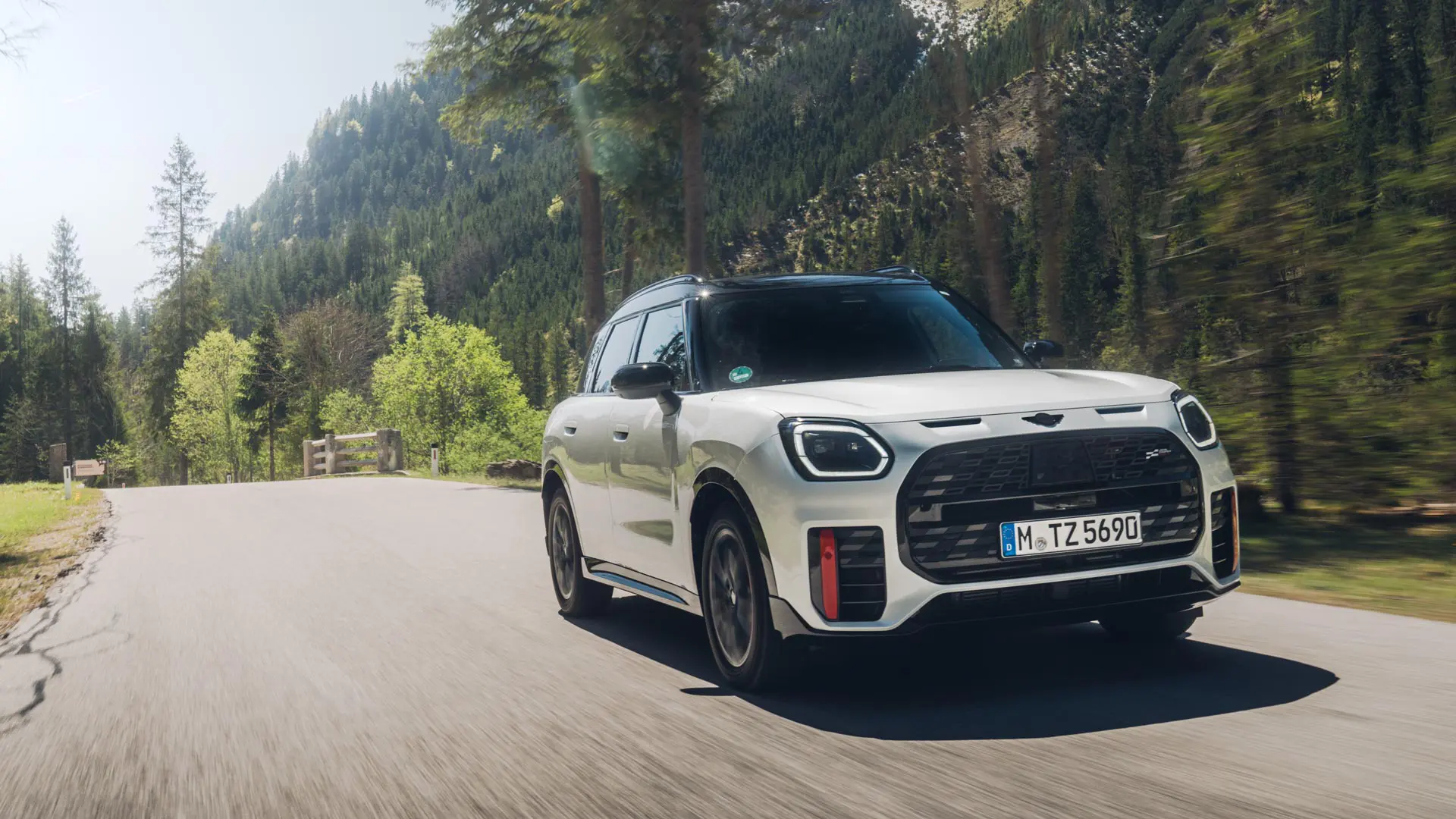 MINI Countryman sur une route de campagne.