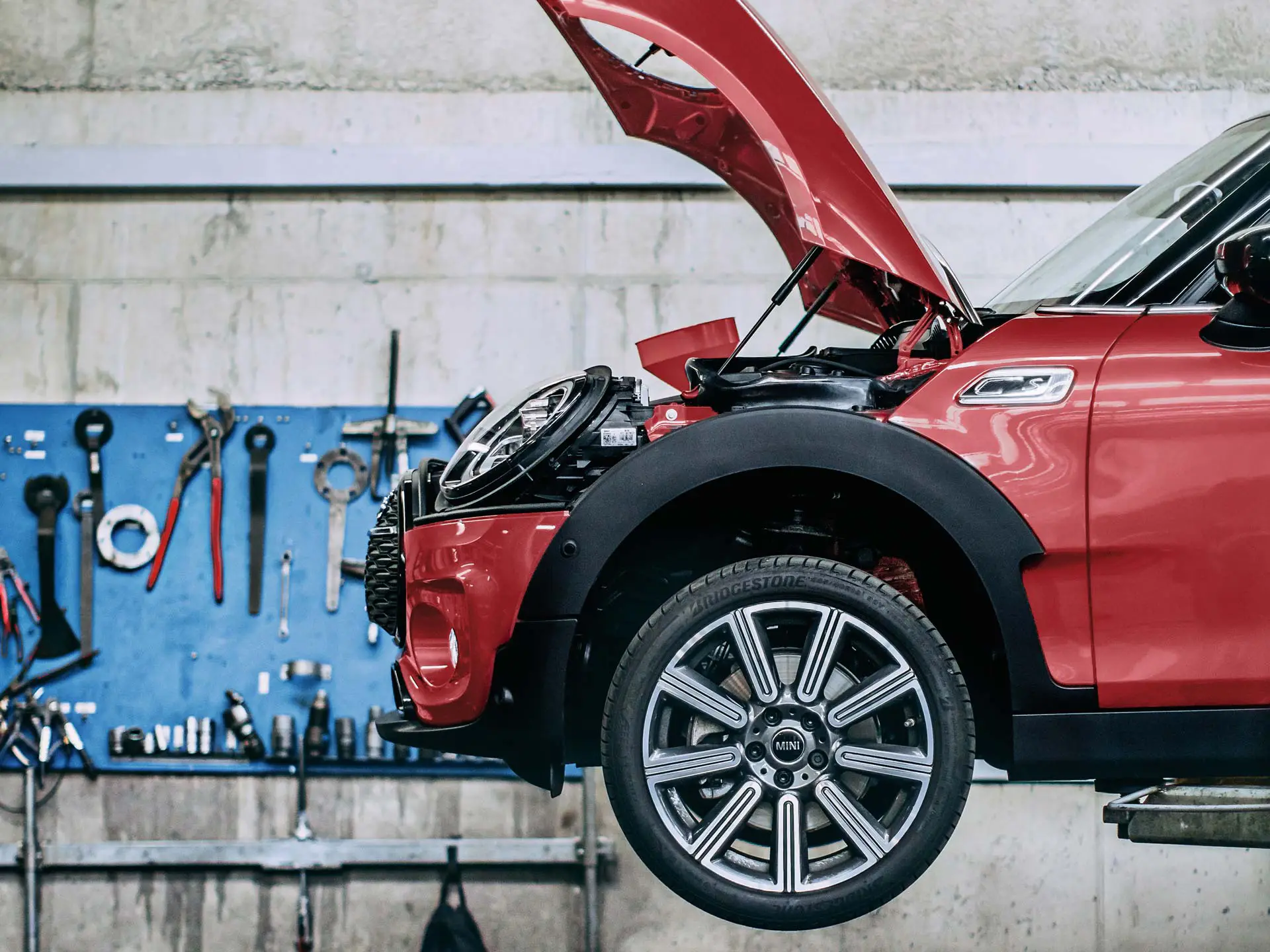 MINI sur un pont élévateur.