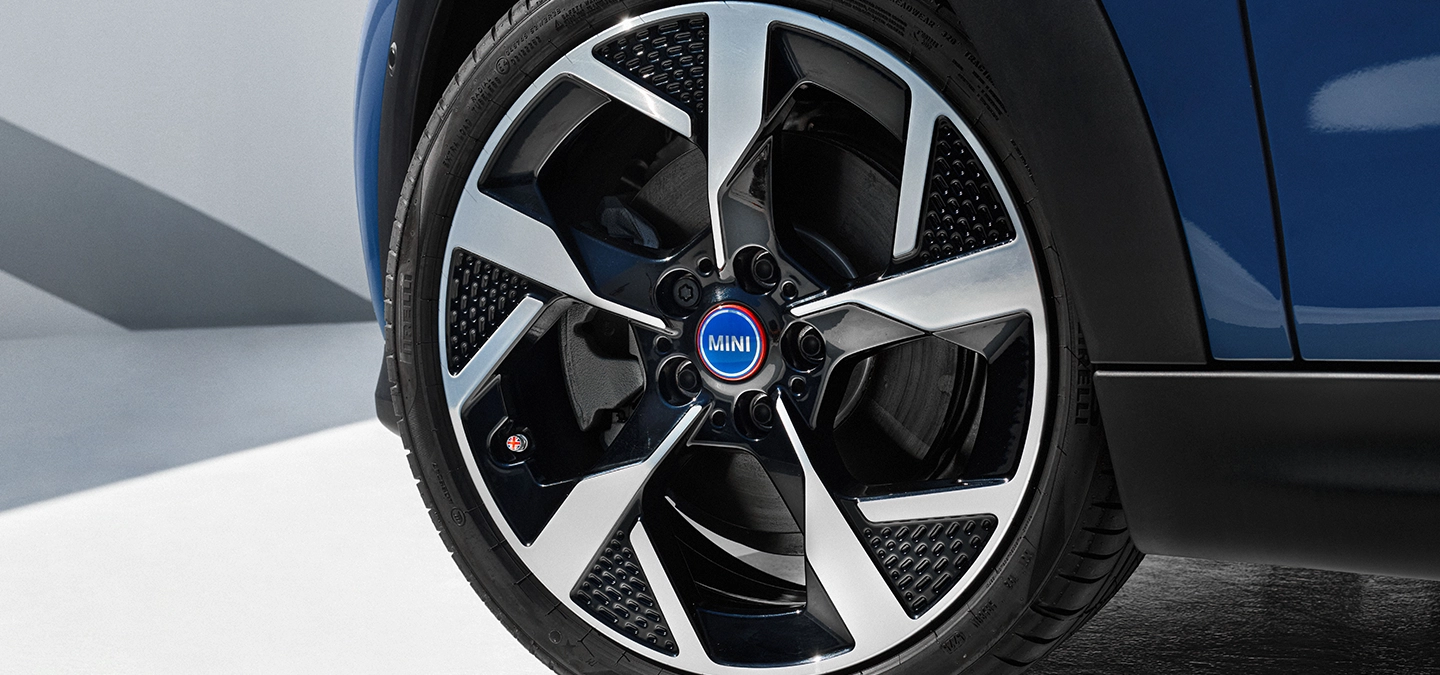Vue détaillée des jantes de la MINI Cooper Oxford Edition.