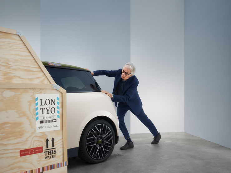 Vue arrière de la MINI Cooper Paul Smith Edition 100 % électrique en Inspired White avec Paul Smith derrière la voiture