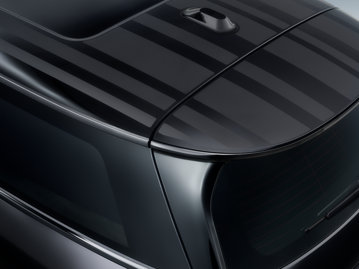 Gros plan sur le toit noir contrasté de la MINI Paul Smith Edition avec interprétation unique des bandes
