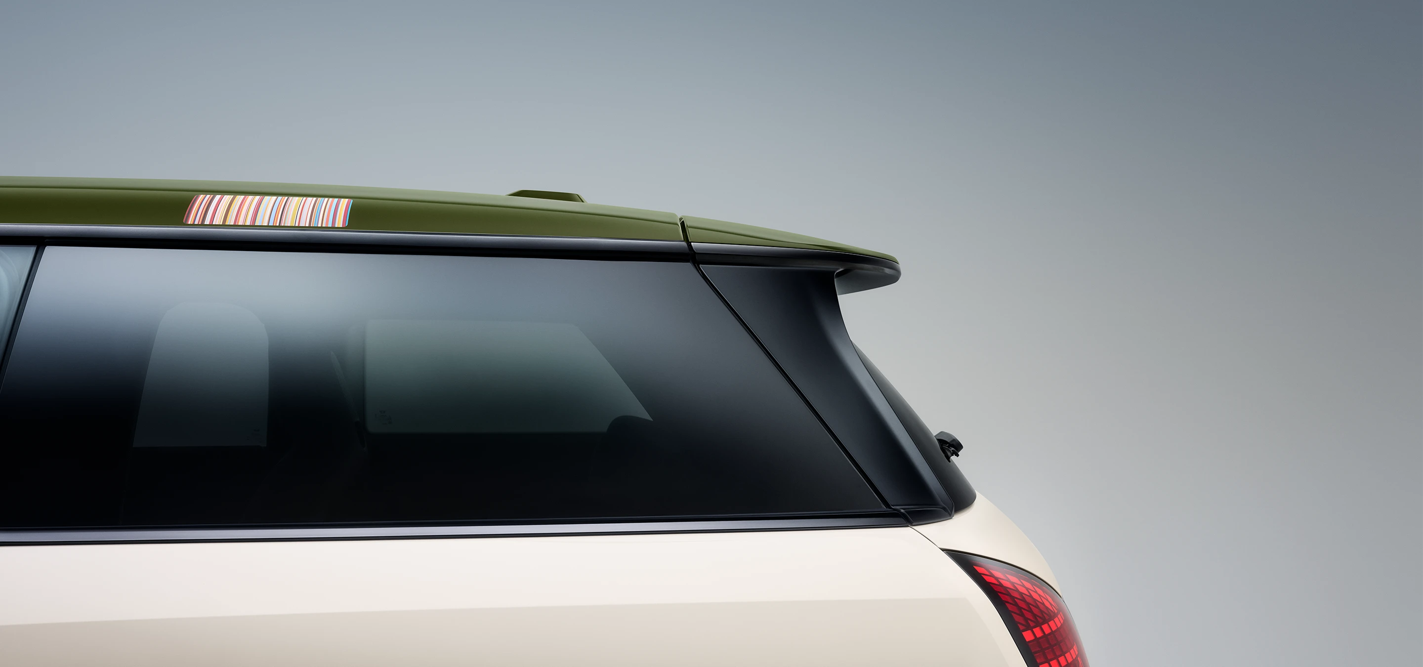 Vue latérale rapprochée de la MINI Paul Smith avec toit contrasté en Nottingham Green