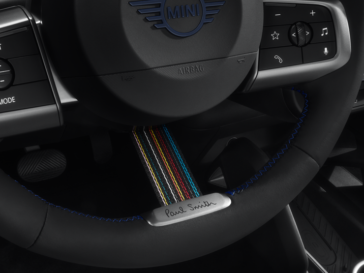 Gros plan sur le volant MINI Paul Smith Edition, mettant en valeur ses caractéristiques uniques