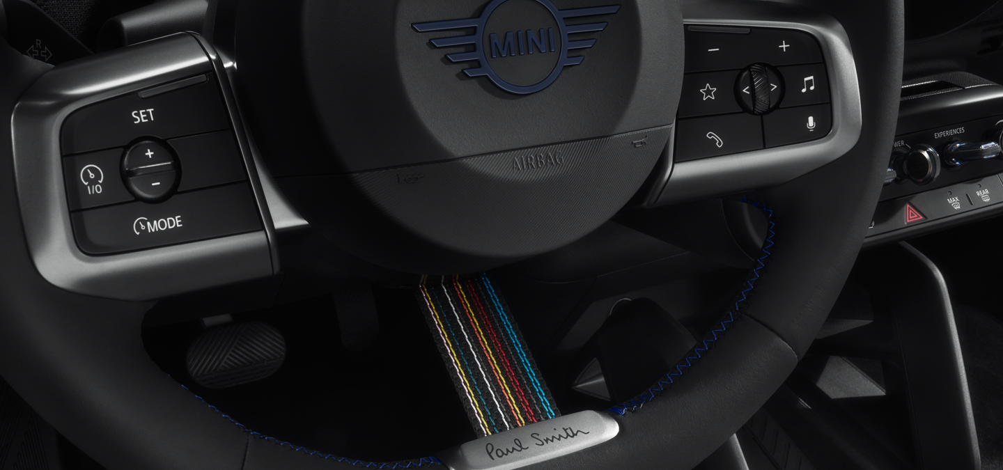 Gros plan sur le volant MINI Paul Smith Edition, mettant en valeur ses caractéristiques uniques