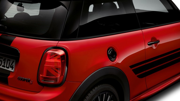 MINI Cooper S – emblème – piano black et rouge