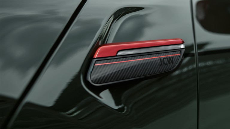 MINI John Cooper Works – noir et rouge – ouïes latérales carbone
