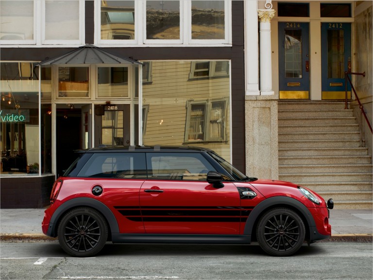 MINI Hatch 3 portes – rouge et noire – roues et pneus MINI