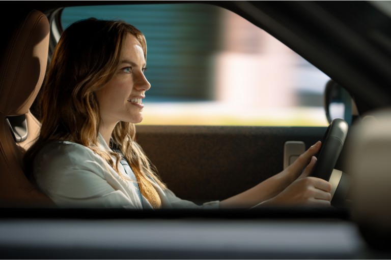 Femme conduisant une MINI détail
