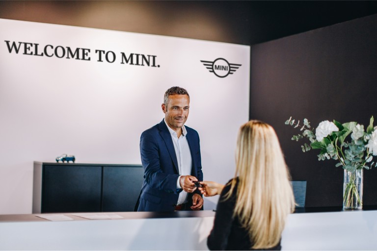 bureau d'accueil de l'Agent MINI avec employé et client