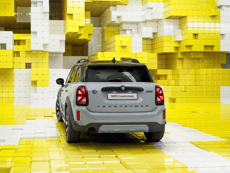 MINI Countryman hybride rechargeable édition Untamed – vue latérale – charge