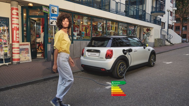MINI 3 portes Cooper SE – MINI tout-électrique – vue de côté, gris métallisé