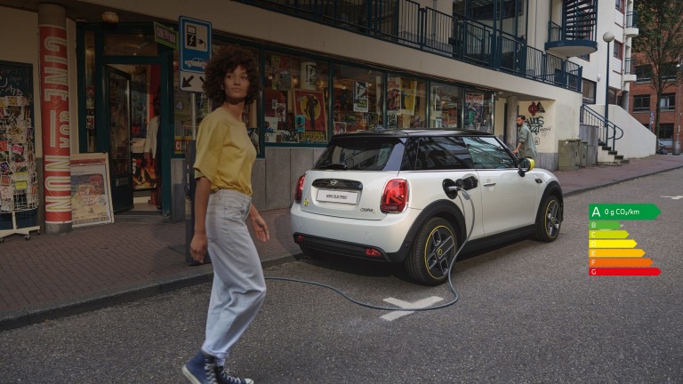MINI 3 portes Cooper SE – MINI tout-électrique – vue de côté, gris métallisé